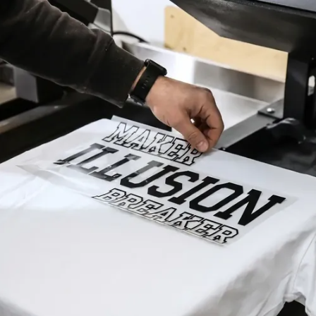 Aplicação de DTF têxtil em camiseta